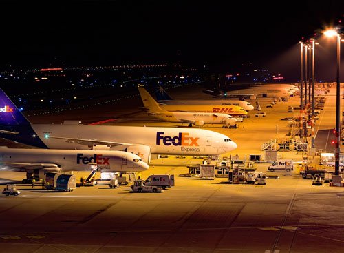 Flughafen Köln - Frachtflugzeuge bei Nacht auf dem Rollfeld