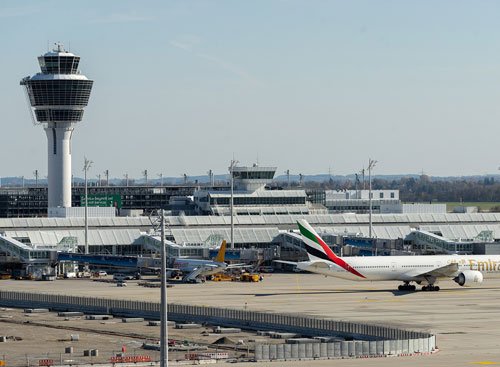 Flughafen München mit Tower, Rollfeld, Flugzeugen und Terminal