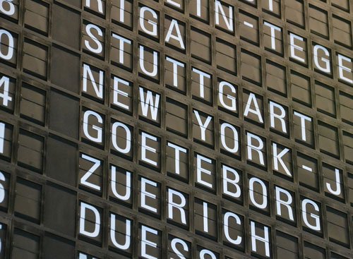 Anzeigetafel am Flughafen zeigt verschiedene Flüge an