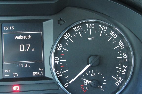 Prędkościomierz i wskaźnik paliwa w samochodzie