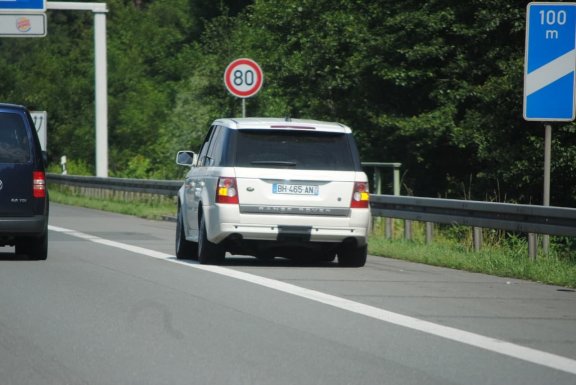 Auto zaparkované na zpevněné krajnici na dálnici se zapnutými výstražn