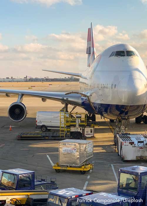 Passagierflugzeug beim Beladen auf dem Vorfeld