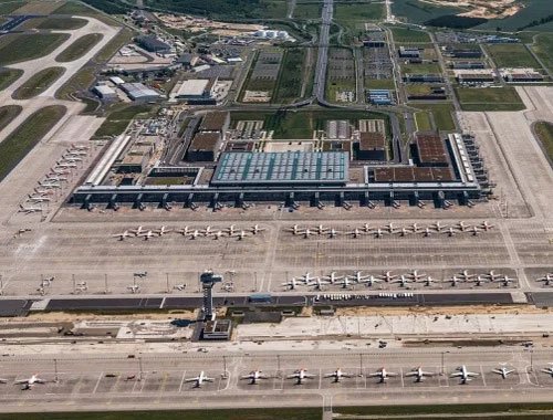 Berlínské letiště Willyho Brandta fotografované ze vzduchu