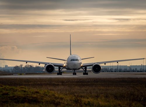 Ein großes Flugzeug fährt auf dem Rollfeld des Flughafens