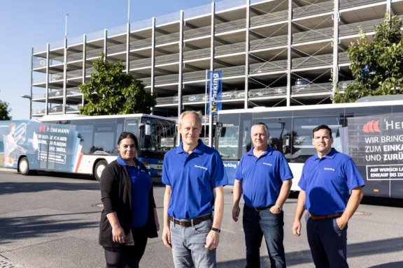 2023 McParking Team Verwaltung vor dem Parkhaus