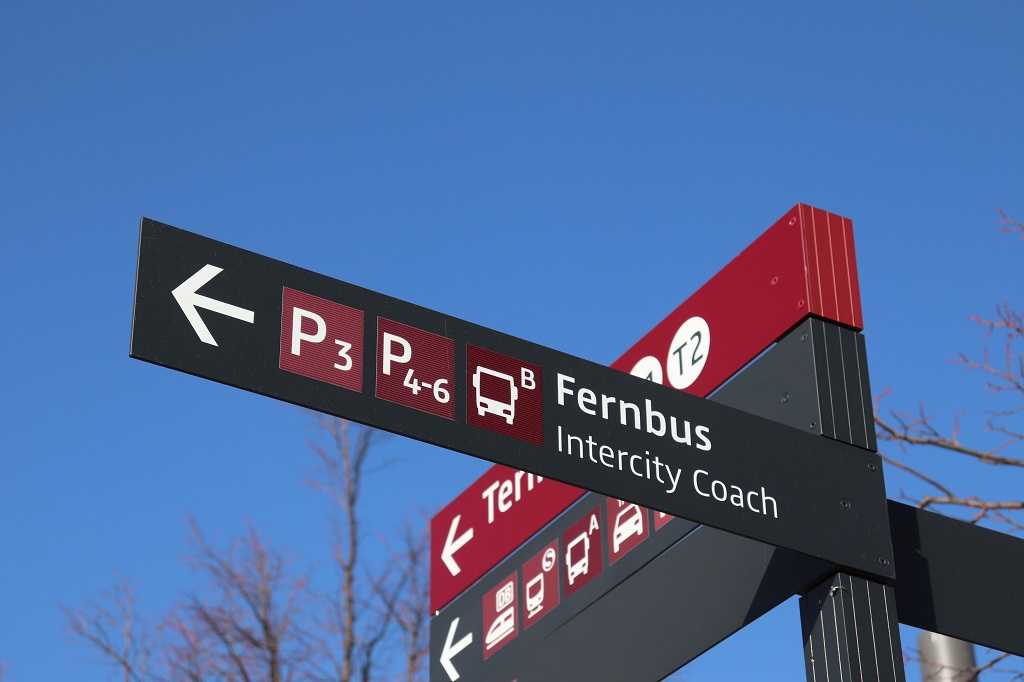 Znaki orientacyjne na lotniskowym parkingu autobusów dalekobieżnych