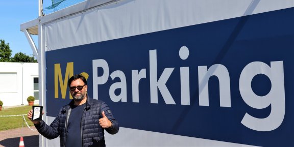 Inhaber von McParking mit Auszeichnung in der Hand