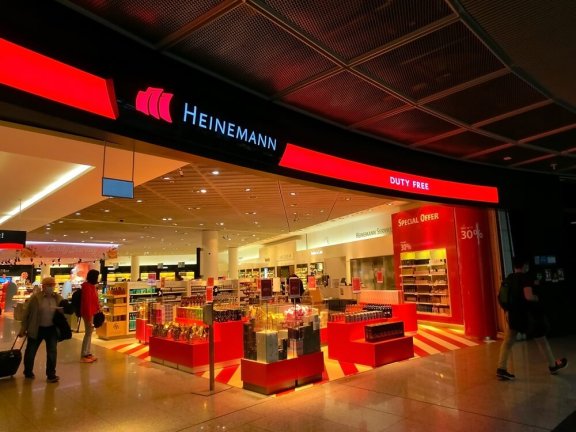 Heinemann Duty Free Shop in Frankfurt entrance area