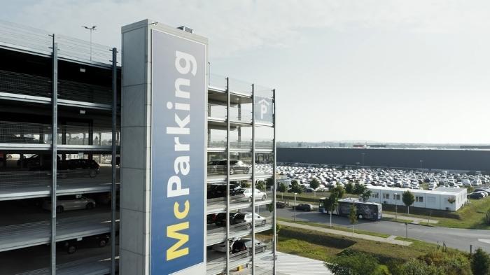 Parkoviště McParking zvenčí s velkým logem McParking na boku