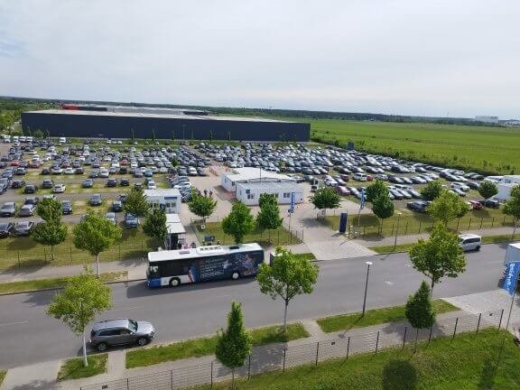 Pohled z parkoviště McParking na plné parkoviště a kyvadlovou dopravu