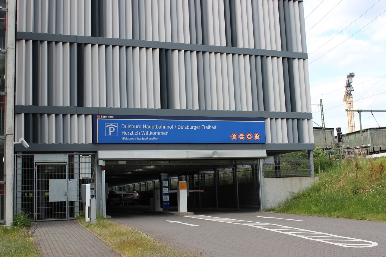 Die Parkhauseinfahrt DB BahnPark Parkhaus Hauptbahnhof Duisburger Freiheit