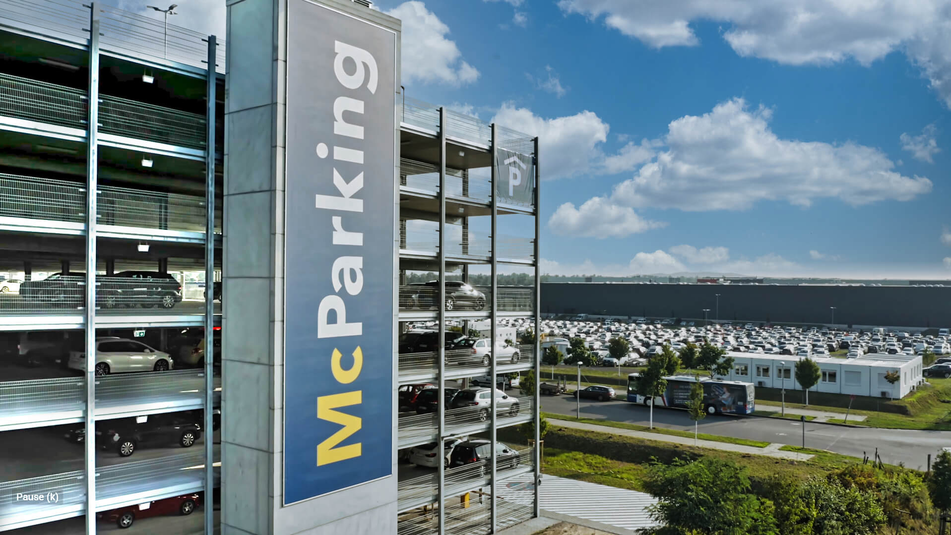 McParking Parkhaus von außen mit großem McParking Banner