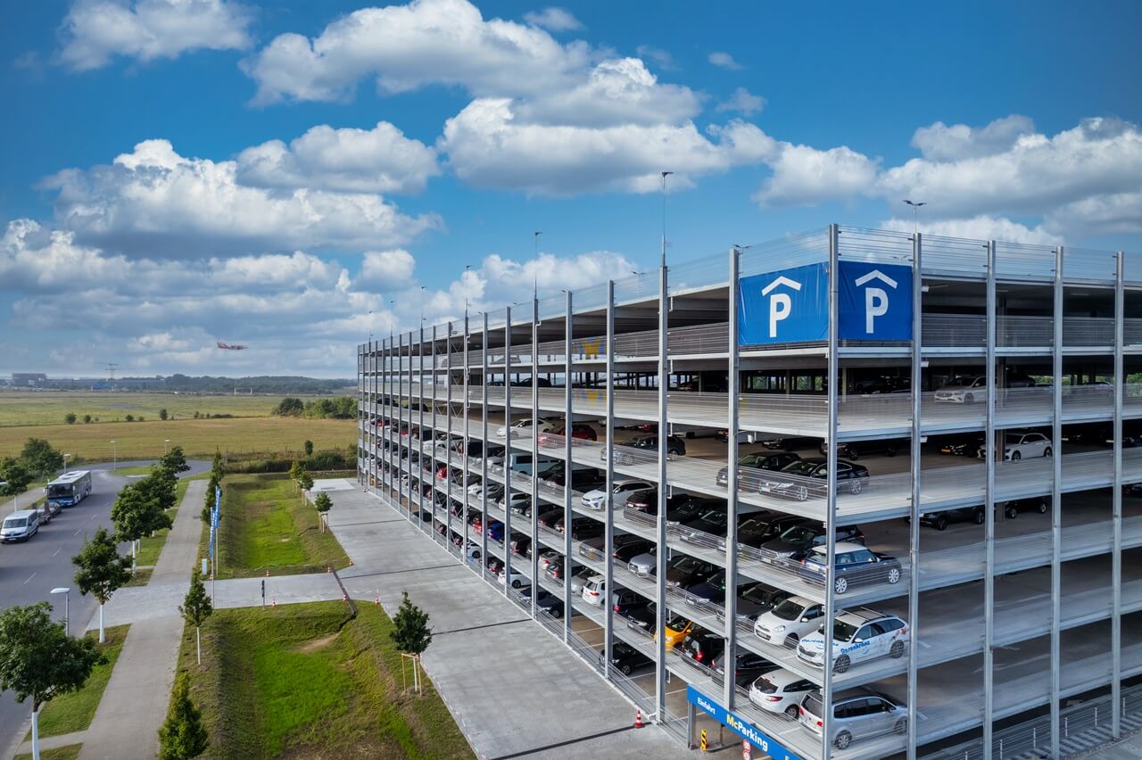 Parkhaus von McParking zum Parken am BER