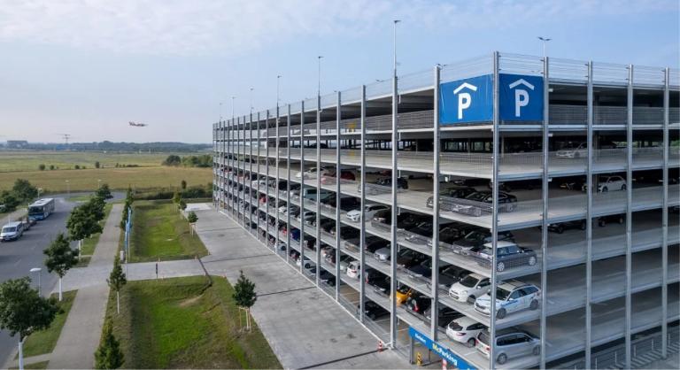 Parkování na letišti Berlín na vícepodlažním parkovišti u letiště BER od společnosti McParking - pohled zvenčí