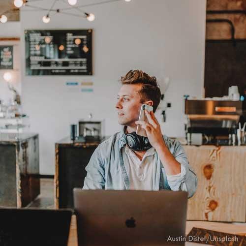 Cestující s notebookem v síti Wifi