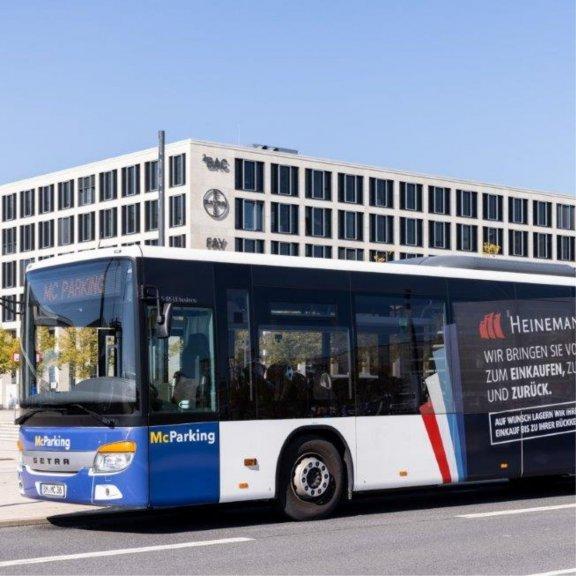 McParking Shuttlebus wartet am Flughafen