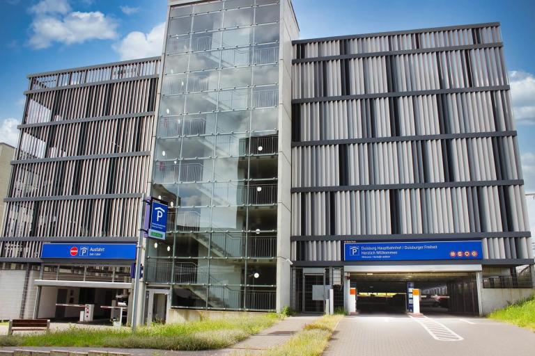 Parken Hauptbahnhof Duisburg - Bild vom Parkhaus am HBF Duisburg, Frontalansicht mit Ein- und Ausfahrt