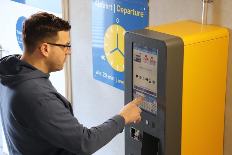 Zákazník u platebního automatu v McParkingu