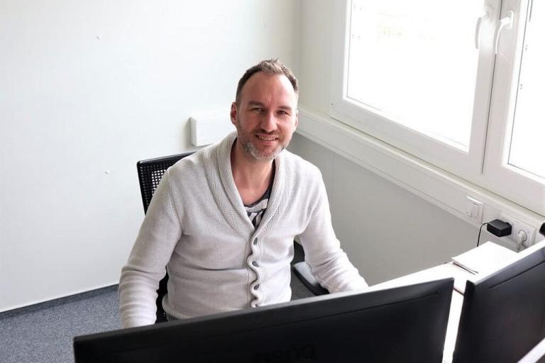 Zaměstnanec společnosti McParking Peter Conrad (IT/marketing)