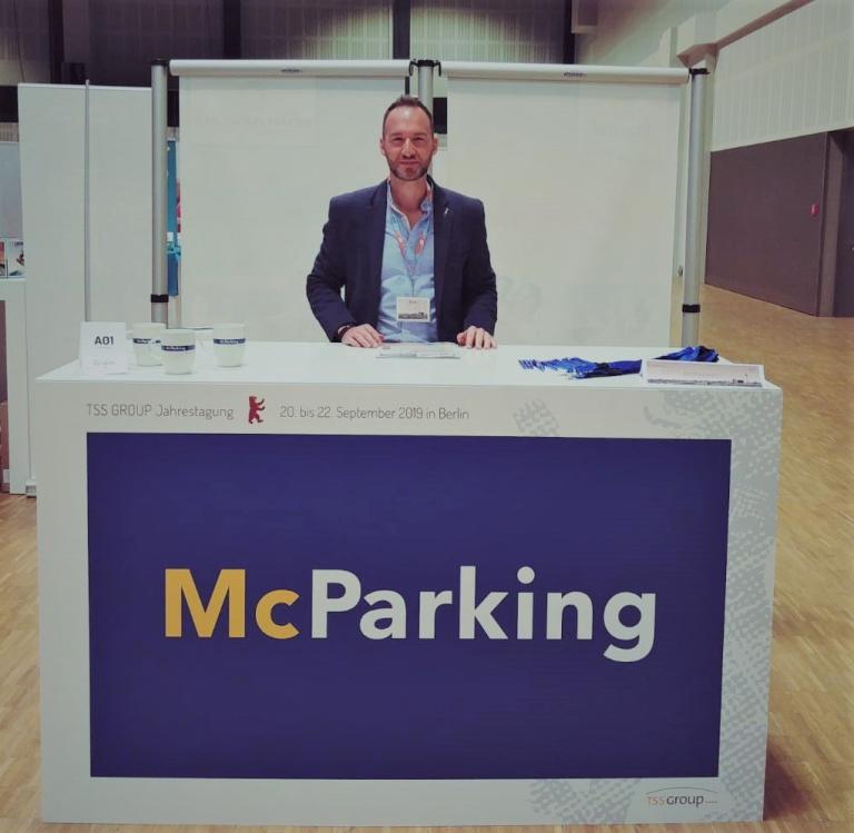 Zaměstnanci společnosti McParking na stánku