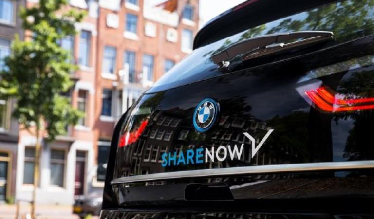 Pohled zezadu na vůz s nápisem o sdílení