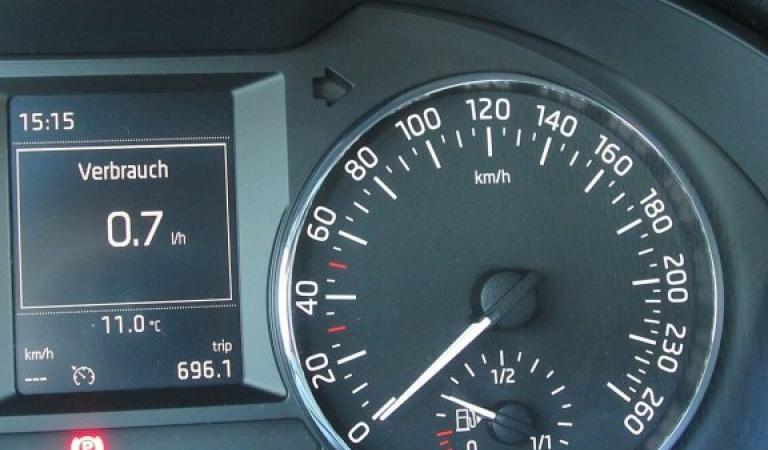 Tachometr a palivoměr ve vozidle