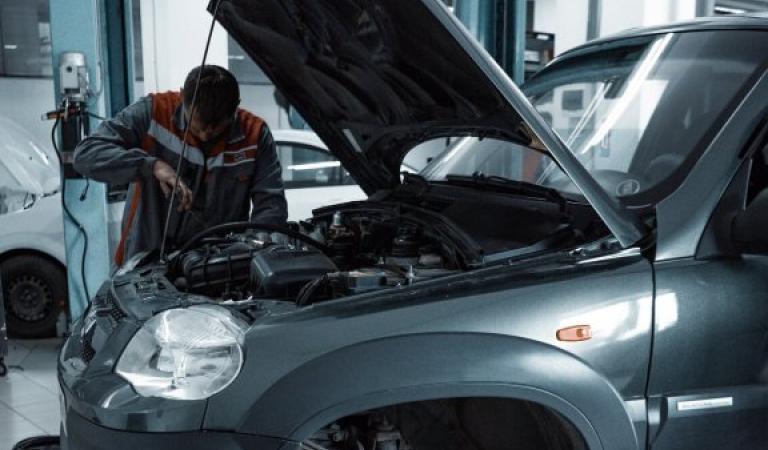 Automechanik kontroluje motorový prostor