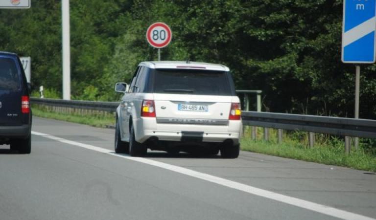 Auto zaparkované s výstražnými světly na zpevněné krajnici dálnice