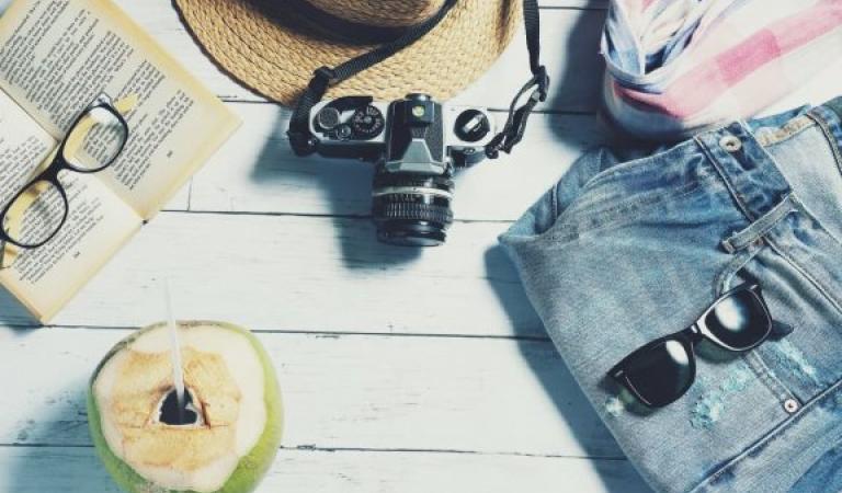 Cestovní náčiní na stole