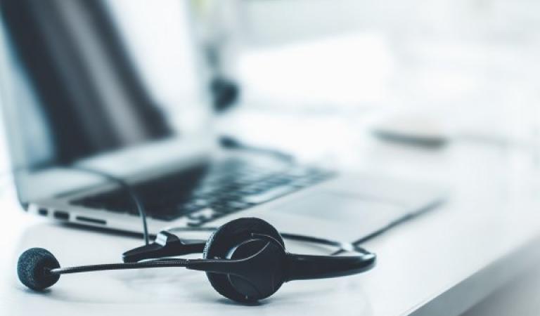 Sluchátka vedle notebooku