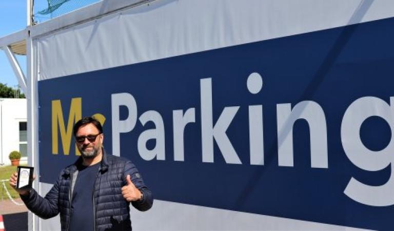 Majitel společnosti McParking s oceněním v ruce