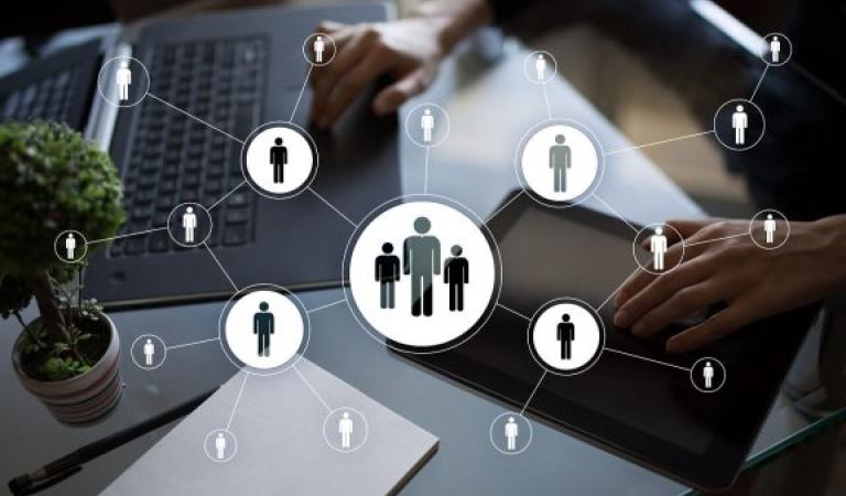 Schéma sítě s notebookem a tabletem v pozadí.