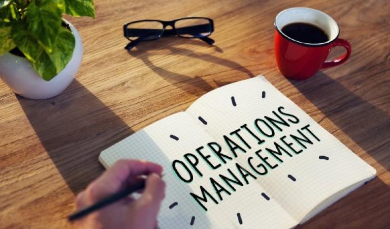 Muž rozvíjí koncept jako provozní manažer