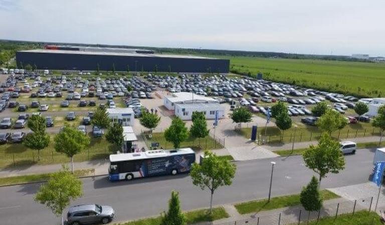 Pohled z parkoviště McParking na plné parkoviště a kyvadlovou dopravu