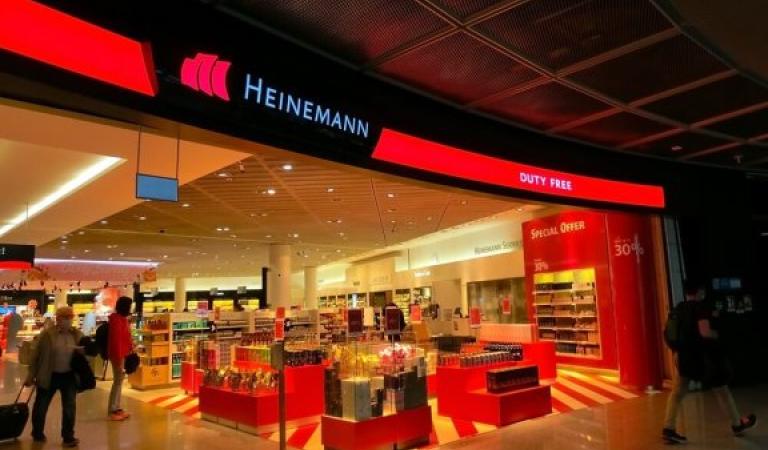 Heinemann Duty Free Shop ve vstupní části Frankfurtu nad Mohanem