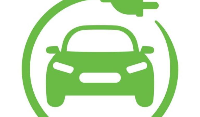 Zelené auto s nabíjecím kabelem jako symbol pro dobíjecí stanice