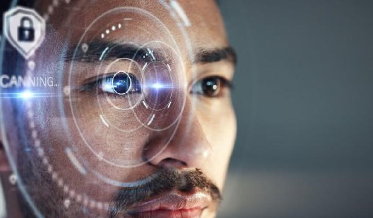 Biometrické rozpoznávání obličeje: detailní záběr oka při skenování