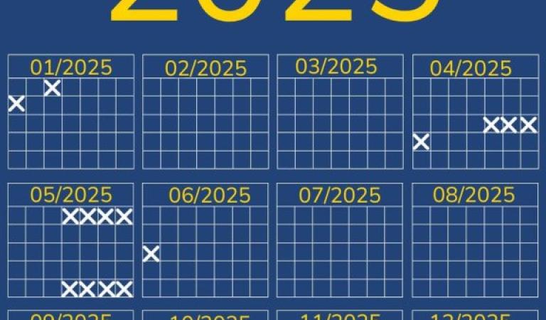 Kalendář na rok 2025 s bílými křížky na některé dny