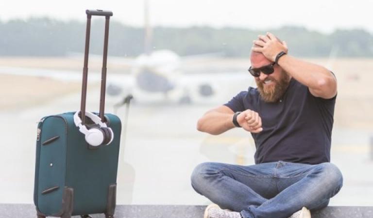 Cestující zmeškal let na letišti, stresoval se s kufrem