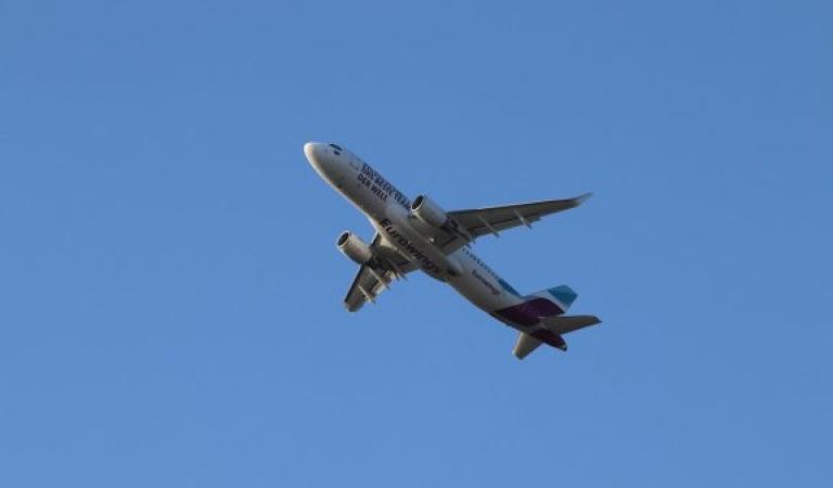 Letadlo Eurowings ve vzduchu krátce po startu