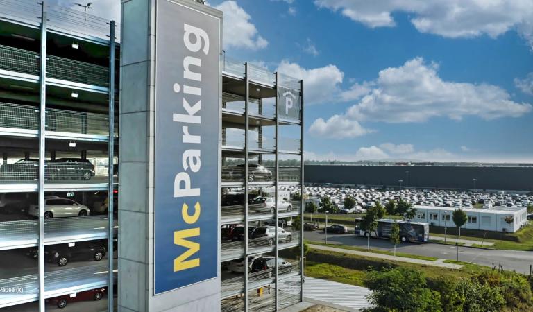 Vícepodlažní parkoviště McParking v BER