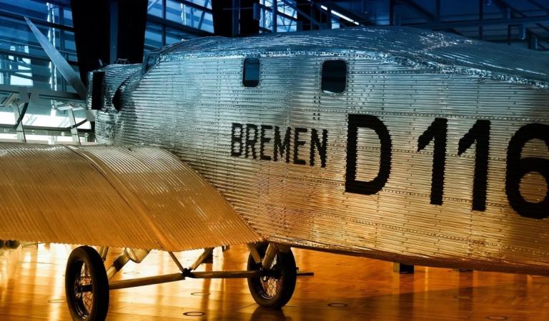 Parkování na letišti Brémy (BRE) - Letiště Brémy Hans Koschnik s historickým letadlem