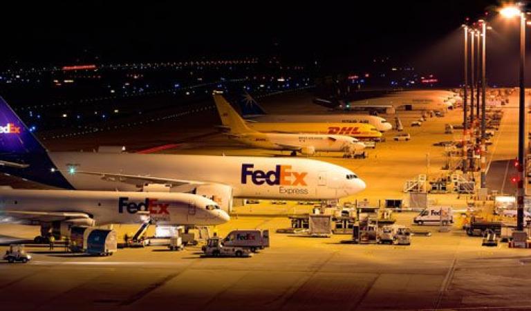 Letiště Kolín nad Rýnem - Nákladní letadlo na letištní ploše v noci