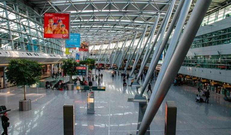 Uvnitř letiště Düsseldorf - Levné parkování a levné nakupování
