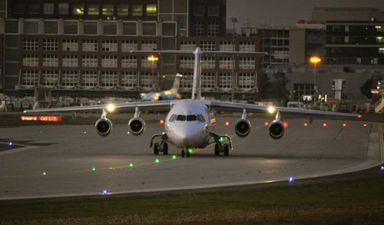 Parkování na letišti ve Frankfurtu nad Mohanem - letadlo na letištní ploše připravené ke startu