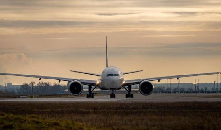 Na letištní ploše pojíždí velké letadlo
