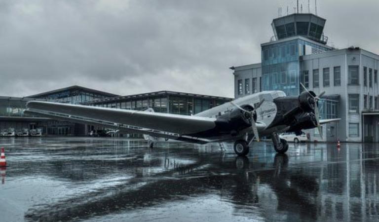 Letiště Paderborn Lippstadt s věží před letounem Ju52